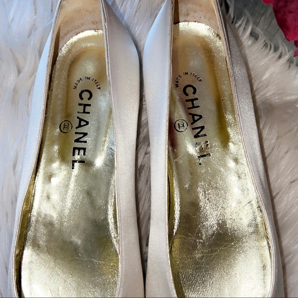 CHANEL Vintage Cream Satin Flat - Picture 7 of 10